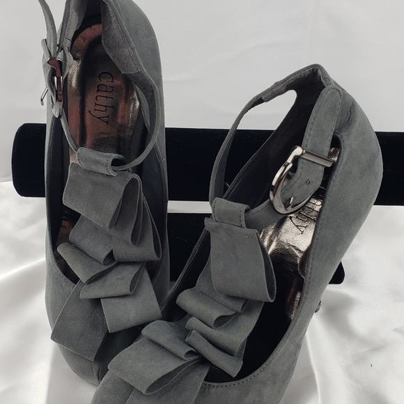 3.5" Gray platform pumps w ruffles and ankle strap - Picture 6 of 8